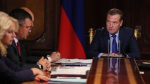 План Медведева трещит по швам