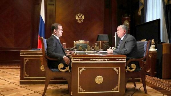 фото: government.ru |  Сечин выдвинул ультиматум Медведеву