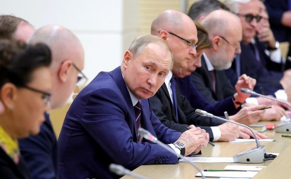 фото: kremlin.ru |  Путин объяснил Ролику и другим, зачем нужно править Конституцию