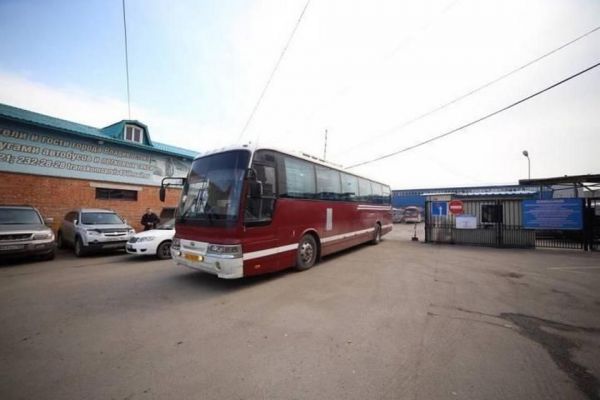 фото: primpress.ru |  «Автобусы стоят, водители в отпуске». Китайская эпидемия натворила дел