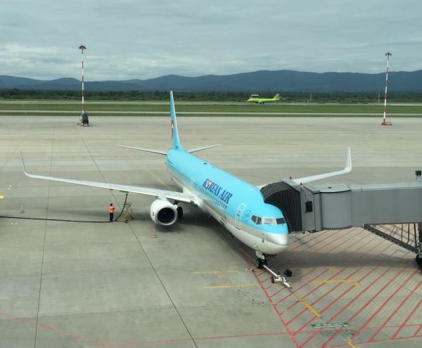 Авиакомпания Korean Air, основанная в 1969 г., начала выполнять регулярные рейсы из Сеула во Владивосток в 1994 г. Сначала на самолетах Fokker-100, потом MD-80, с начала 2000-х на Boeing-737, вместо которых в периоды пиковых нагрузок на маршрут ставятся широкофюзеляжные Airbus-330. Фото: KONKURENT |  Корейские авиакомпании перестали летать во Владивосток