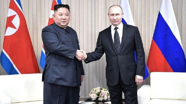 Крепкое рукопожатие президента Владимира Путина и председателя Государственного совета КНДР Ким Чен Ына. |  Год назад Путин встретился с лидером КНДР. Как это было?