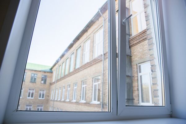 фото: пресс-служба администрации Владивостока |  Стало известно, в каких школах Владивостока поставят пластиковые окна