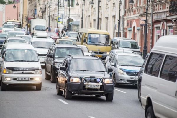 Илья Евстигнеев / PRIMPRESS |  Десятибалльные пробки сковали Владивосток в тайфунный день