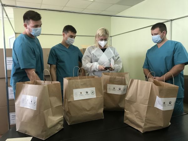 фото: М. Заводова |  Южнокорейское консульство подарило «вкусное спасибо» известной в Приморье больнице