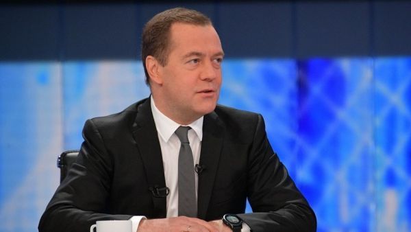 фото: правительство РФ |  Медведев возвращается в большую политику с «гениальным» предложением