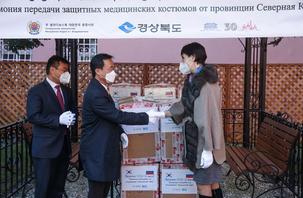 primorsky.ru |  Провинция Южной Кореи передала партию защитных костюмов в госпиталь Приморья