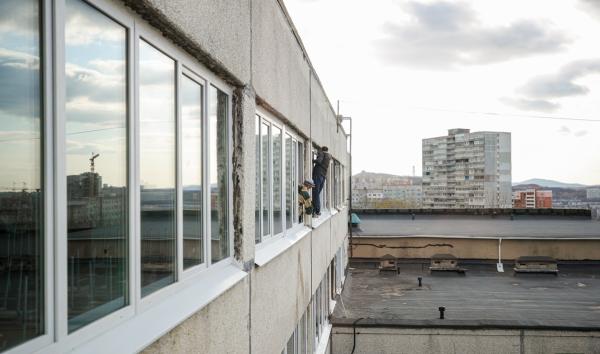 фото: Е. Кулешов/vlc.ru |  Школы Владивостока прощаются со старыми окнами