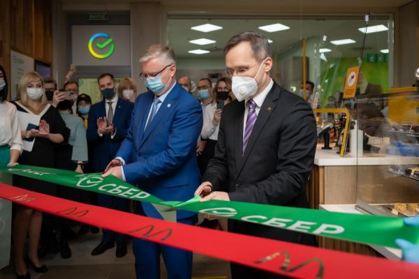 пресс-служба Дальневосточного банка ПАО Сбербанк |  Первая ко-локация «Сбер» и «Макдоналдс» открылась во Владивостоке