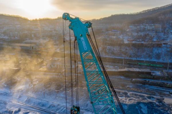 фото: предоставил "Терминал Астафьева" |  Кран-рекордсмен взял новую высоту на строительстве навеса в «Терминале Астафьева»