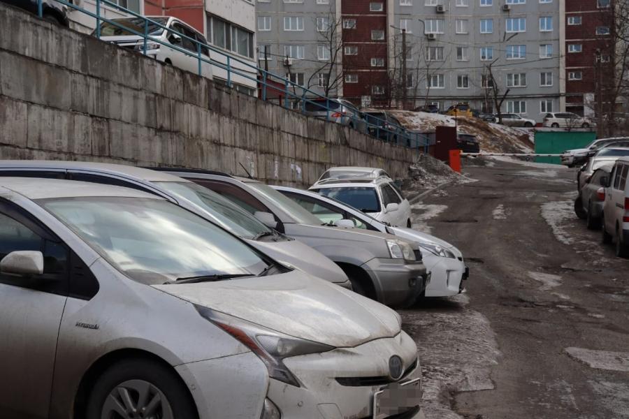 Парковки владивостока. Дворы парковка Владивосток. Странные дворы во Владивосток. Высокая парковка во Владивостоке. Владивосток Занд во дворы.