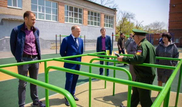 фото: А. Котлярова |  Во Владивостоке на спортивной площадке школы № 60 отремонтируют полосу препятствий