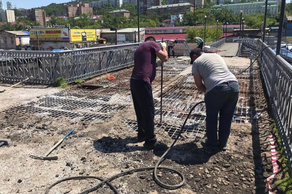 фото: А. Котлярова/vlc.ru |  Во Владивостоке отремонтируют надземный пешеходный переход, ведущий к школе № 22