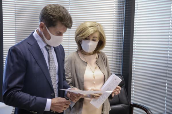 primorsky.ru |  Глава Приморья вместе с женой вакцинировался от коронавируса