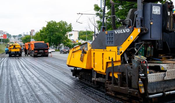 фото: Е. Кулешов/vlc.ru |  От Постышева до Русской во Владивостоке кладут новый асфальт