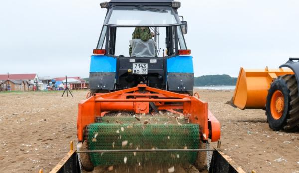 фото: Евгений Кулешов/vlc.ru |  «Такого раньше не было». На Шаморе чистят пляжи