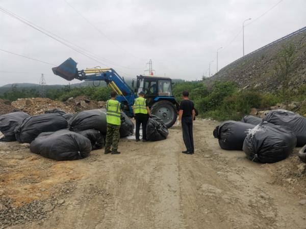фото: vlc.ru |  Большая работа СГТ: ливневку промывают, мусор убирают