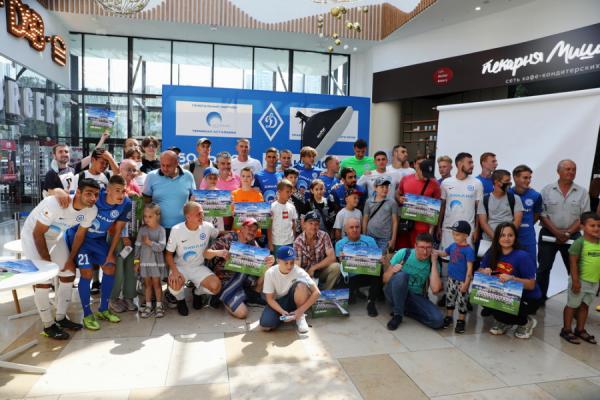 фото: предоставили в "Динамо-Владивосток" |  Футболисты и тренеры «Динамо-Владивосток» познакомились с болельщиками