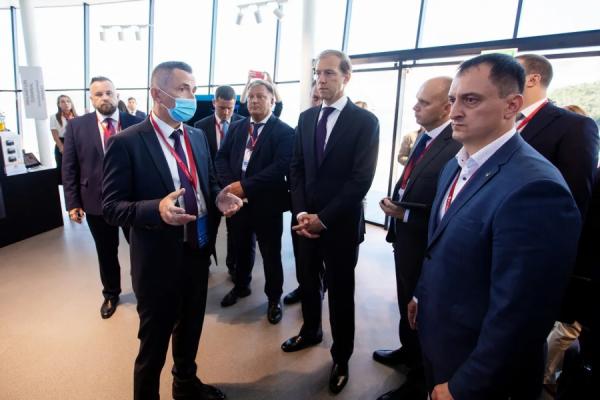 Фото: «Восточный Порт» |  Министр промышленности и торговли РФ Денис Мантуров осмотрел экспозицию АО «Восточный Порт»