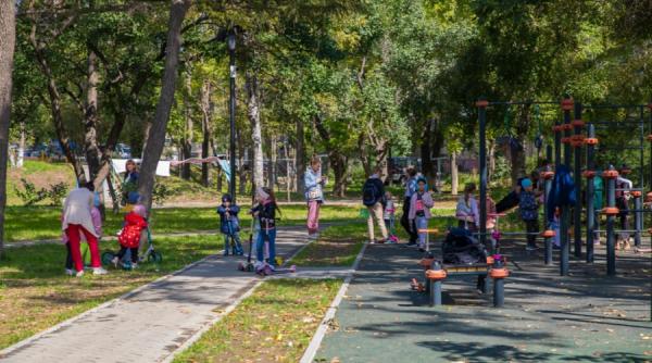 фото: Анастасия Котлярова/ vlc.ru |  Уже в этом году. В одном из скверов Владивостока установят новую детскую площадку