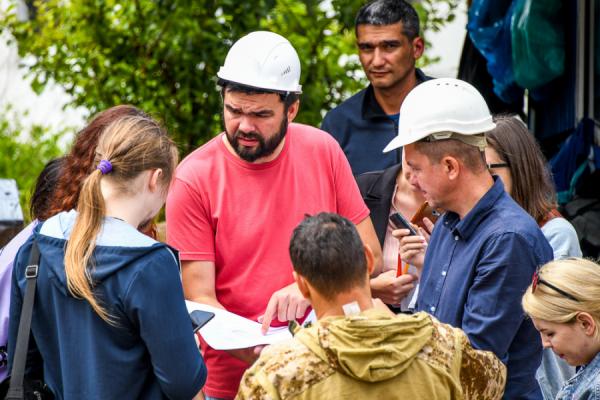 Салават Галиев в центре фото. Источник фото: vlc.ru |  Глава Дирекции общественных пространств Владивостока ушел в «ПроГород»