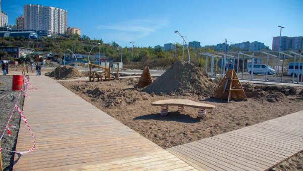 фото: Анастасия Котлярова/ vlc.ru |  На Татарской монтируют детскую площадку из Чехии