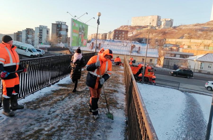 Дальневосточная столица с 2018 года. Тротуары на территории завода. Владивосток последствия снегопада. Люди на тротуаре. Снег во Владивостоке.