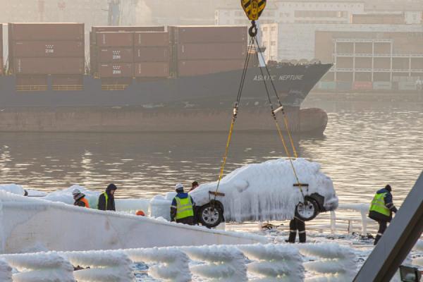 Антон Петлица/KONKURENT.RU |  Владельцам обледеневших иномарок во Владивостоке рассказали, как получить компенсации