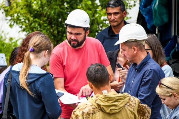 Салават Галиев в центре фото. Источник фото: vlc.ru |  Бывшего главу дирекции общественных пространств Владивостока подозревают в мошенничестве