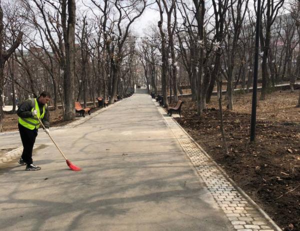 фото: vlc.ru |  В скверах Владивостока наводят чистоту и порядок