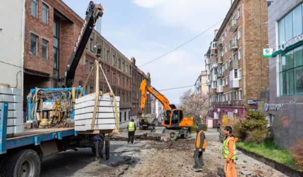фото: vlc.ru |  До конца лета на центральной улице Владивостока отремонтируют тротуары и проезжую часть