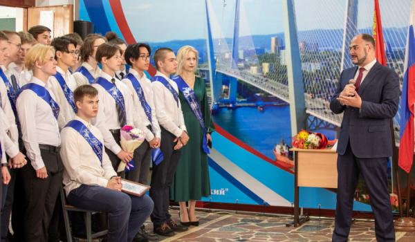 фото: vlc.ru |  Мэр Владивостока провел «Последний звонок» с воспитанниками лицея «Технического»