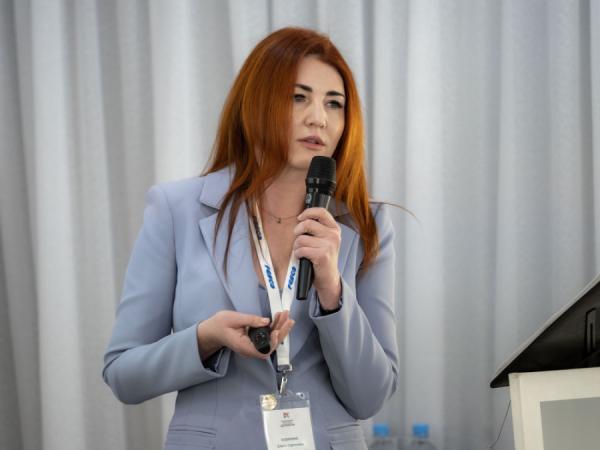 Коммерческий директор ПАО «ВМТП» Елена Казарина рассказала, как работает порт. ФОТО: пресс-служба ВМТП |  ВМТП выступает экспертом в сфере ВЭД