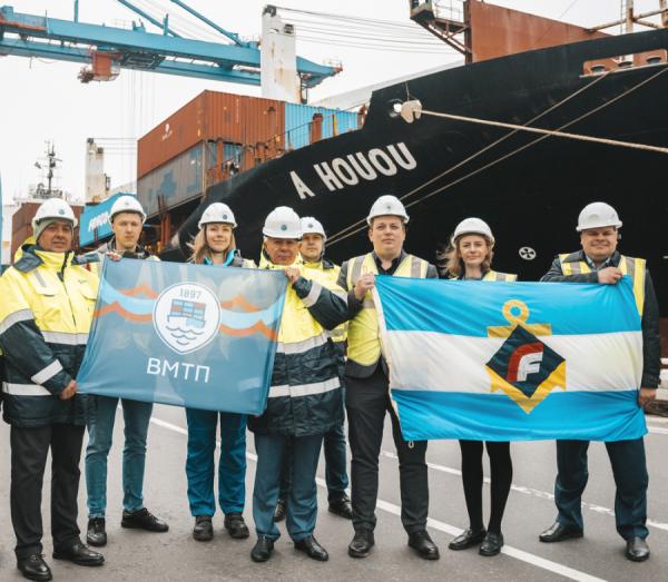 фото: пресс-служба FESCO |  ВМТП встретил первый контейнеровоз нового регулярного морского сервиса FESCO