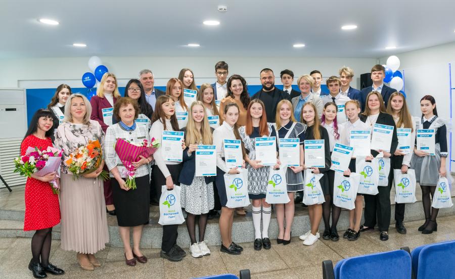 Фонд «Восточный Порт» вручил лучшим ученикам Врангеля стипендию имени В. А. Васяновича