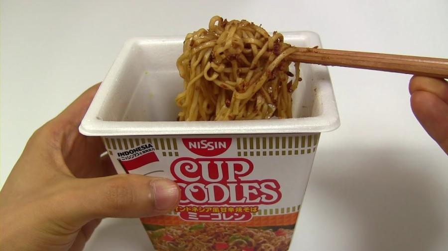 Лапша в холодильнике. Nissin Cup Noodles. Японская лапша Nissin. Nissin Ramen Noodles. Nissin Noodles healthy.
