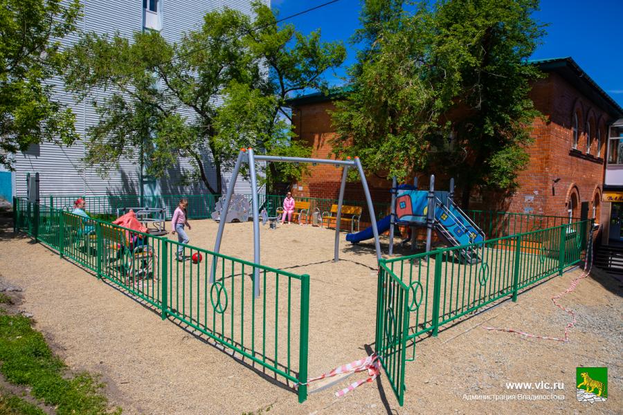 Во Владивостоке во дворах заасфальтировали уже 10 дорог и одну детскую площадку