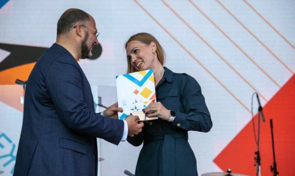фото: Анастасия Котлярова/ vlc.ru |  Лауреаты городской премии «Молодежный вектор» получили свои награды