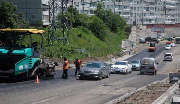 фото: Анастасия Котлярова/ vlc.ru |  «Безопасные качественные дороги»: на Нейбута почти уложили первый слой асфальта