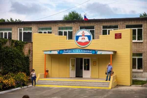 Во Владивостоке идут комплексные работы по ремонту крыш и фасадов школ