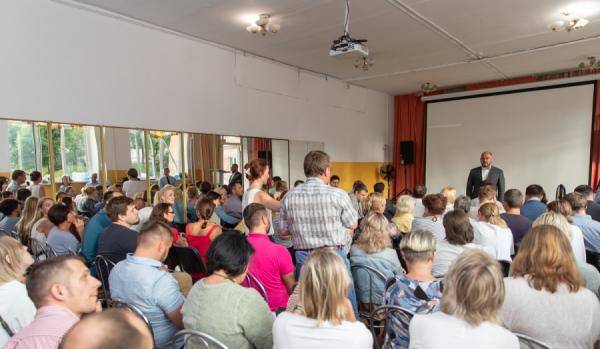 фото: Максим Долбнин / vlc.ru |  Теплосети, школы и детсады – Константин Шестаков рассказал горожанам о ремонтах