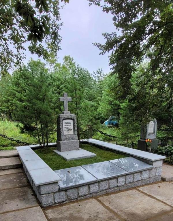 фото: vlc.ru |  Могила Владимира Арсеньева на Морском кладбище обновлена