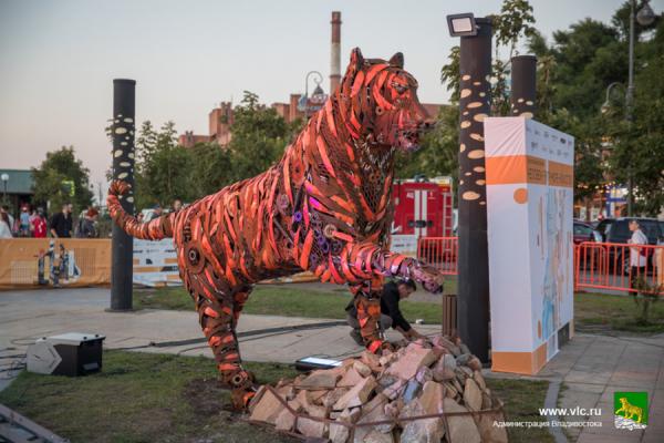фото: vlc.ru |  Скульптуру тигра из металлолома установили во Владивостоке