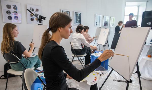 фото: vlc.ru |  Во Владивостоке провели мастер-класс по живописи для студентов Китая и Вьетнама. И не только