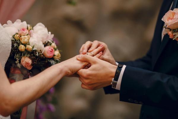 freepik.com |  Пожениться предлагают в ЗАГСе или в военкомате