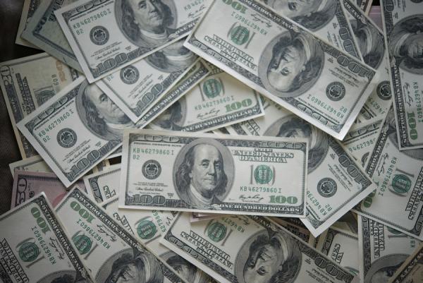 Одна из крупнейших компаний страны запретит пользоваться долларами