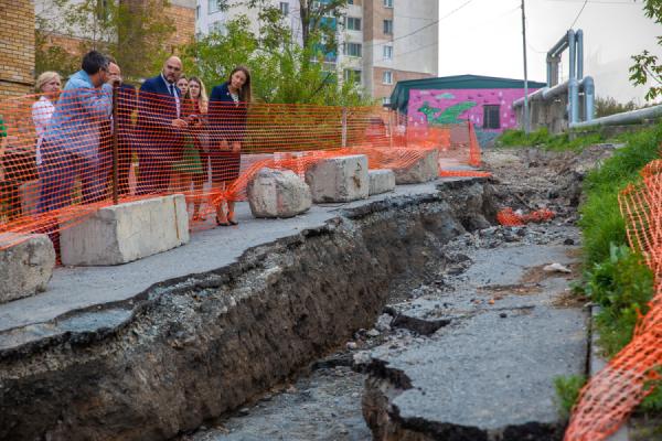 фото: Анастасия Котлярова/ vlc.ru |  Мэр Владивостока продолжает посещать наиболее проблемные места города