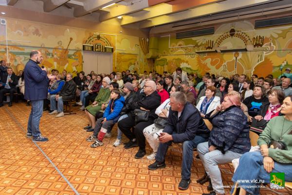 фото: vlc.ru |  От благоустройства территорий до строительства спортбъектов: глава Владивостока поговорил с жителями города