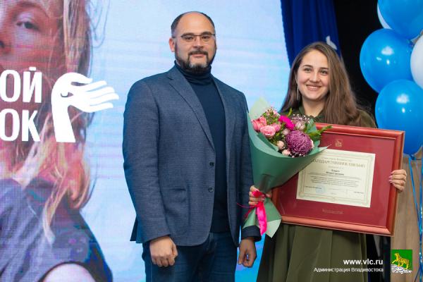 фото: vlc.ru |  Константин Шестаков наградил молодежь Владивостока