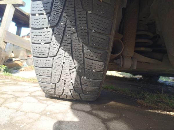 фото: Елена Фрюауф/KONKURENT.RU |  И за такие шины оштрафуют. Водителей могут наказать не только за покрышки не по сезону